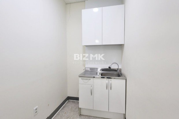 가산 대륭테크노타운 22차 5층 사무실 - 탕비 공간 싱크대와 상하부장
