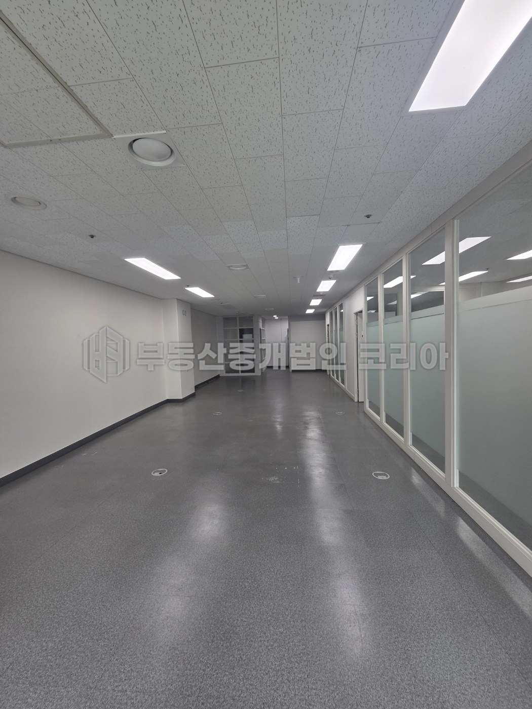 사무실 내부 전경