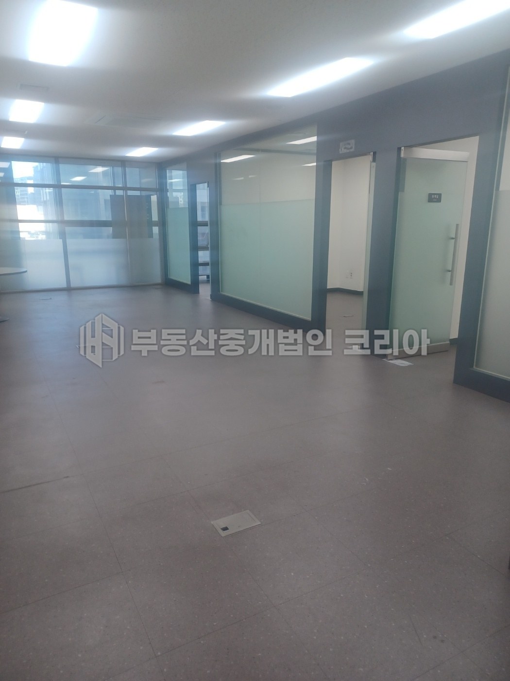 가산 갑을그레이트밸리 6층 전용 27평형 공장 임대 — 오픈 공간과 유리 파티션 룸
