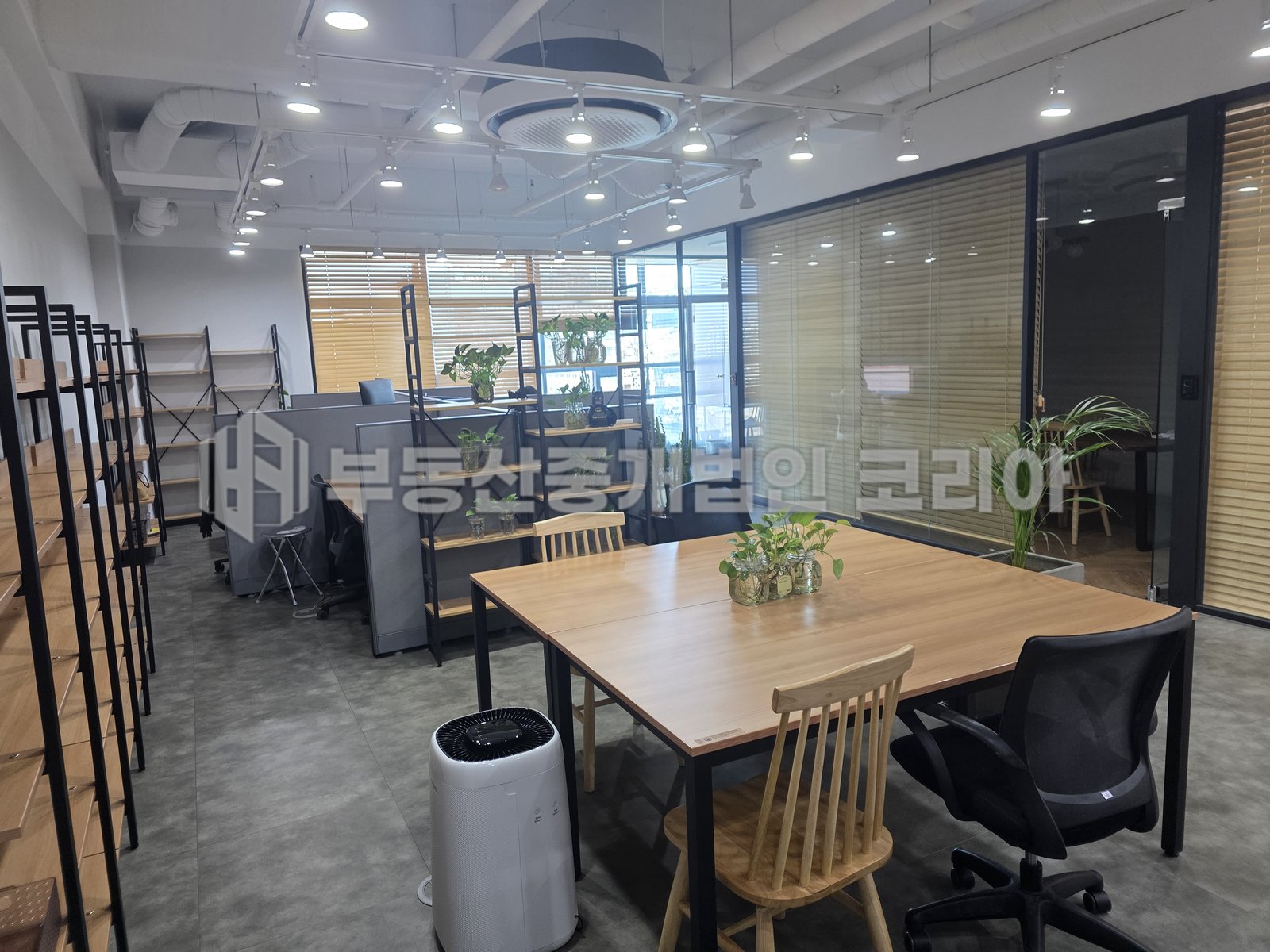 가산 우림라이온스밸리 1차 A동 13층 전용 40평형 공장 매매 - 원목 미팅 테이블과 공기청정기