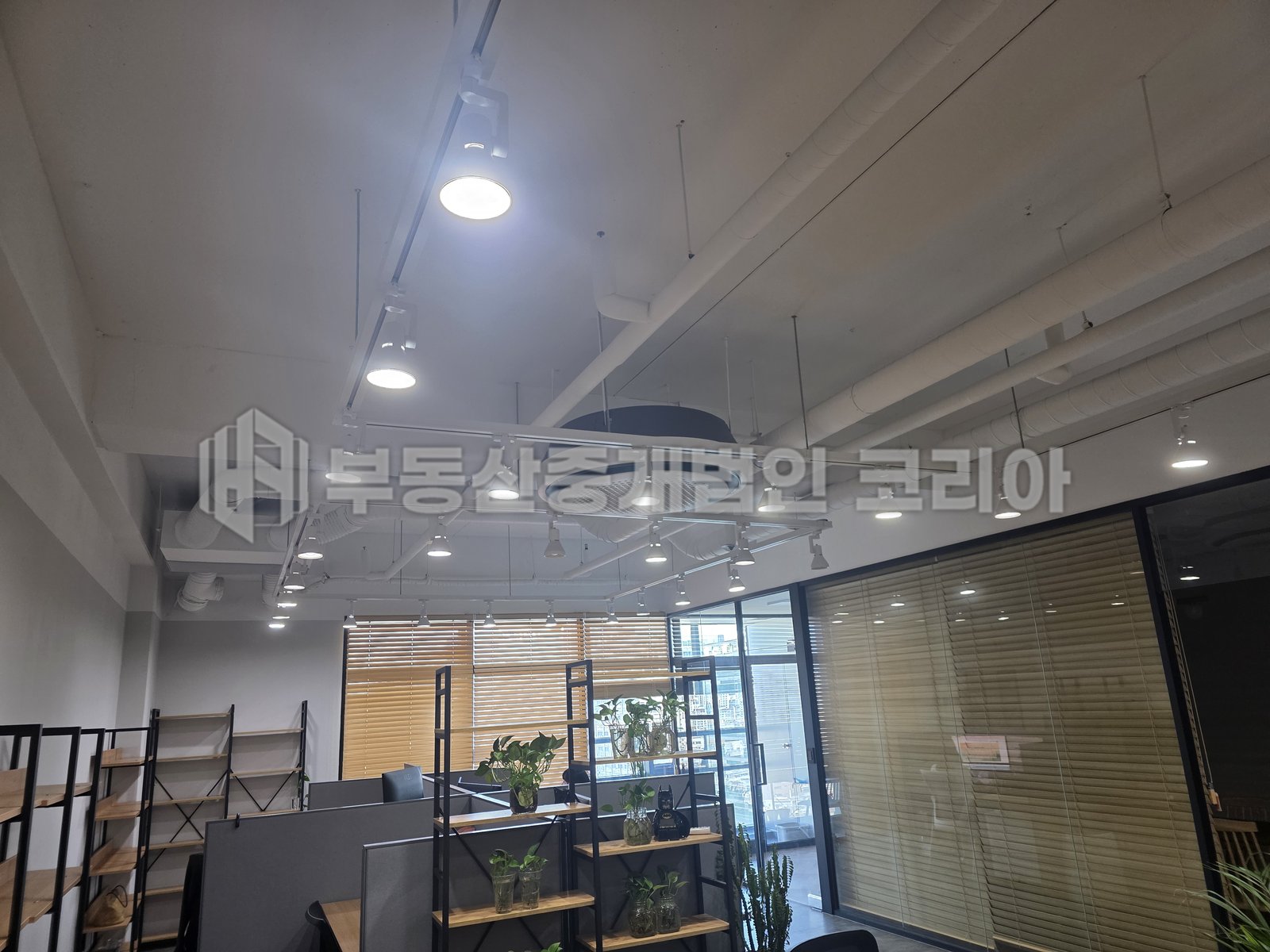 가산 우림라이온스밸리 1차 A동 13층 전용 40평형 공장 매매 - 노출 천장 트랙 조명